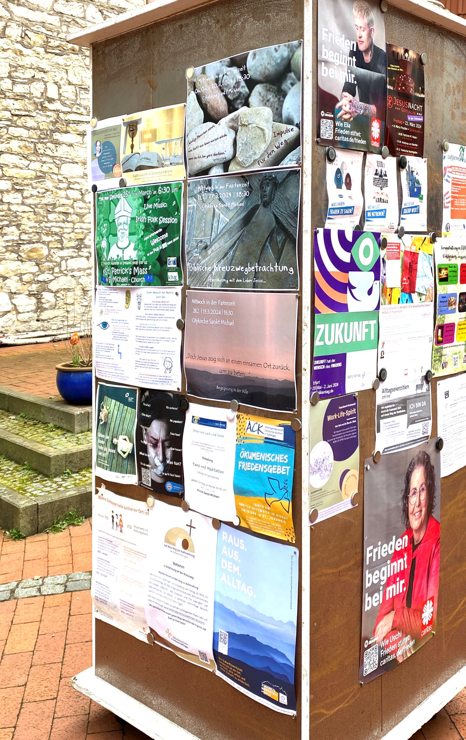 Litfaßsäule mit Plakaten beklebt