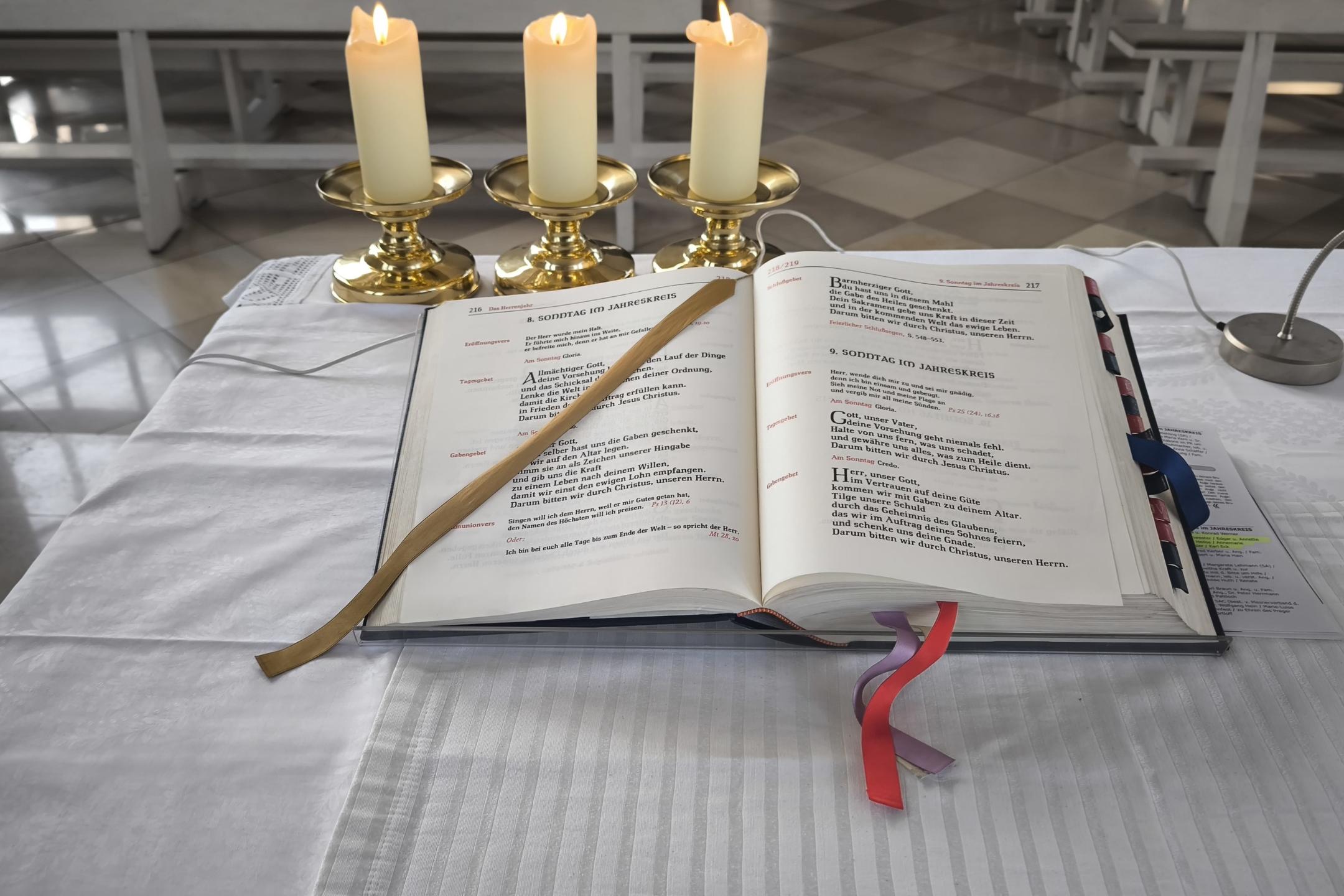 Bild Altar mit Messbuch und Kerzen