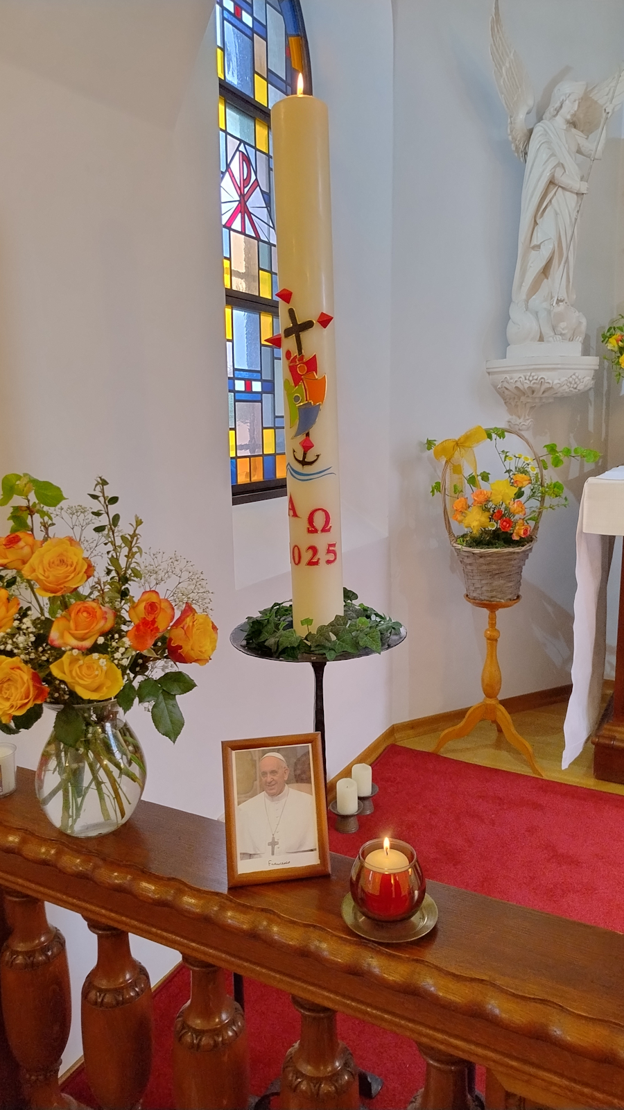 Bild des verstorbenen Papst Franziskus vor der Osterkerze mit dem Logo des Heiligen Jahrs in der Schönstatt-Kapelle Weiskirchen (c) Balthasar Blumers