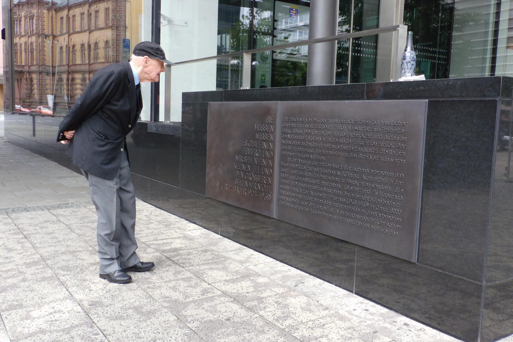  Ignacy Golik an der Infotafel zum Fritz-Bauer-Denkmal vor dem OLG Frankfurt