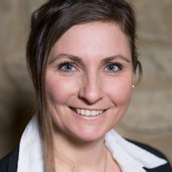 Dr. Eva  Baillie