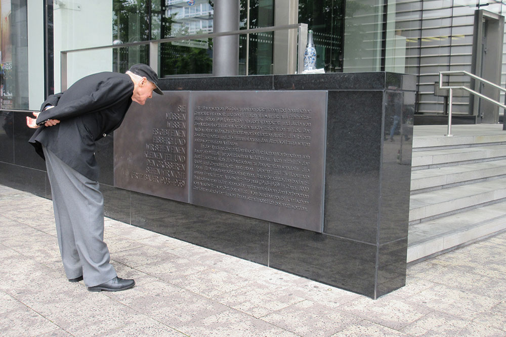 Ignacy Golik vor dem Denkmal für Generalstaatsanwalt Fritz Bauer, Initiator der Frankfurter Auschwitz-Prozesse, in Frankfurt, 2016