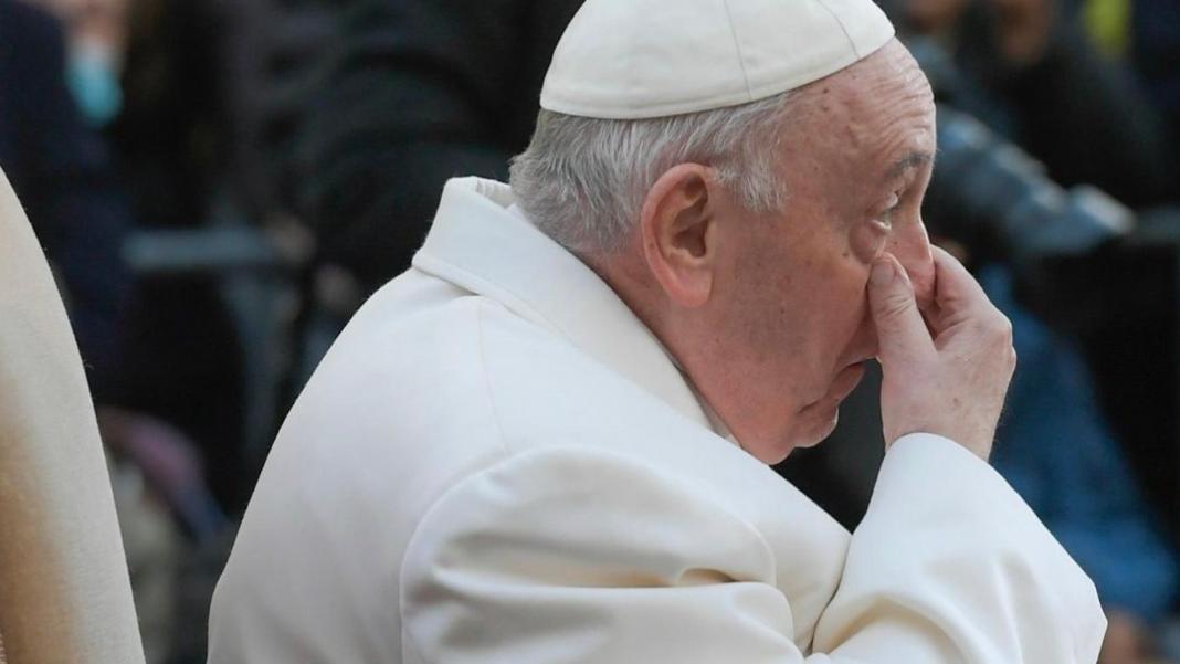 Der Ukraine-Krieg treibt Franziskus Tränen in die Augen: Franziskus zu Mariä Empfängnis in der römischen Innenstadt  (Vatican Media)