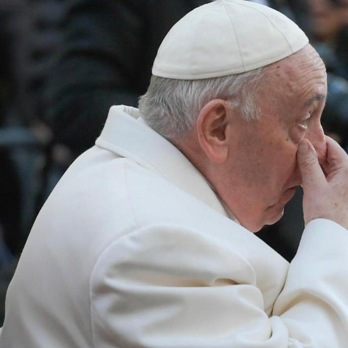 Der Ukraine-Krieg treibt Franziskus Tränen in die Augen: Franziskus zu Mariä Empfängnis in der römischen Innenstadt  (Vatican Media)