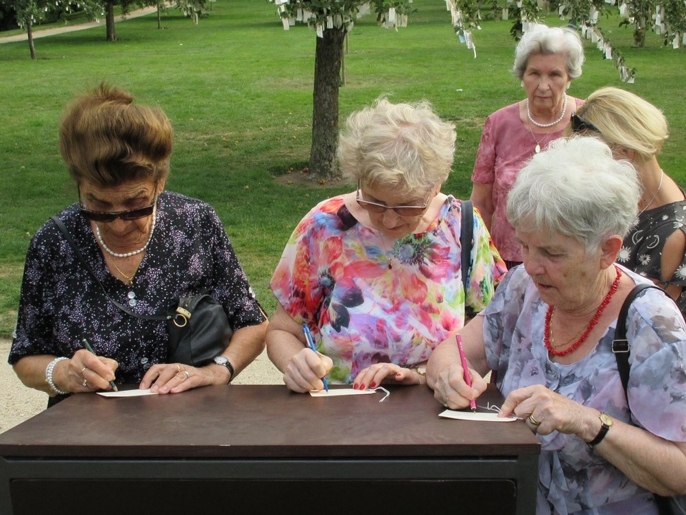 Maria Stroińska, Alodia Witaszek-Napierała und Józefa Posch-Kotyrba notieren ihre Wünsche für Yoko Onos Kunstwerk Wishtrees
