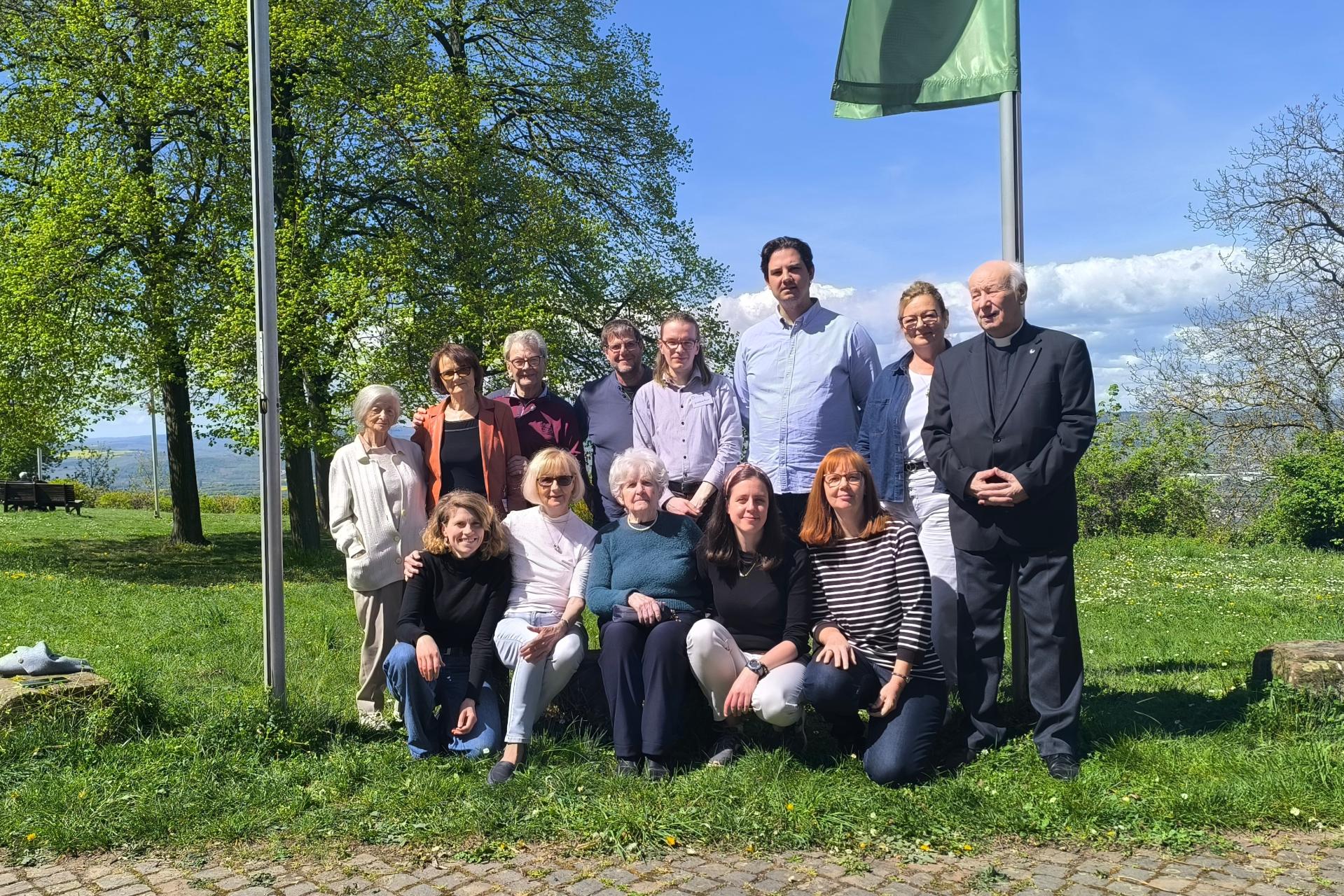 Die Zeitzeug*innen und Teamer*innen auf dem Jakobsberg in Ockenheim