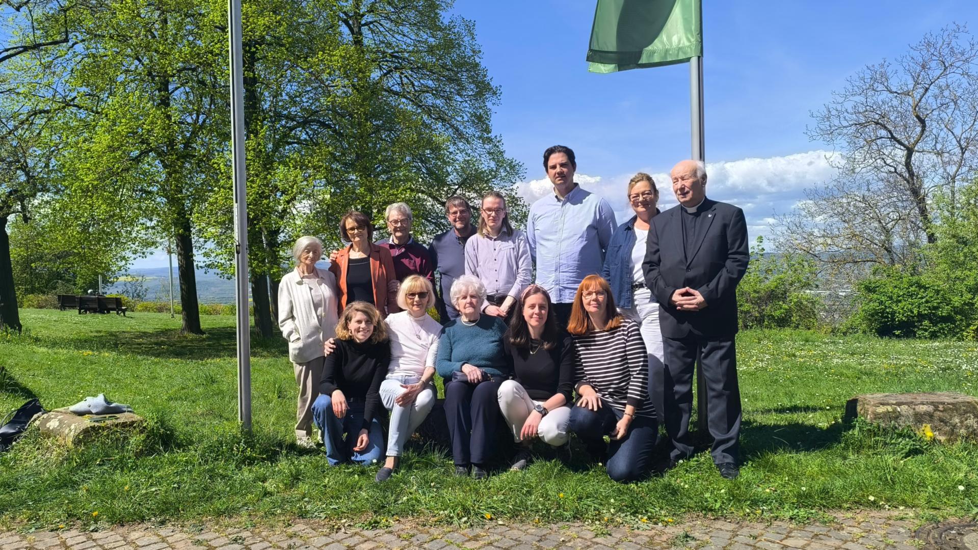 Die Zeitzeug*innen und Teamer*innen auf dem Jakobsberg in Ockenheim