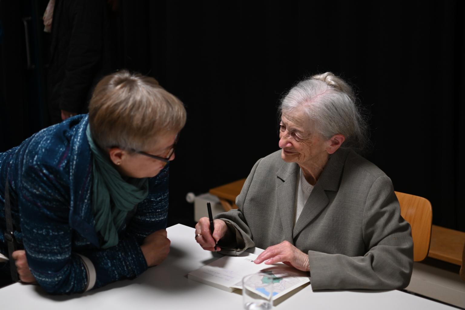 Henriette Kretz beim Signieren ihrer Biografie bei der Abendveranstaltung in der IGS Kurt Schumacher Ingelheim (c) Rüdiger Grölz