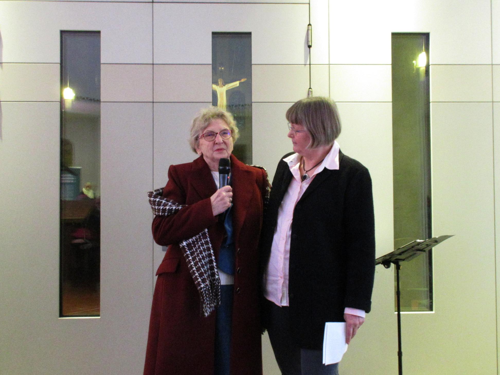 Alodia Witaszek Napierała mit Ellen Ullrich bei der Vernissage