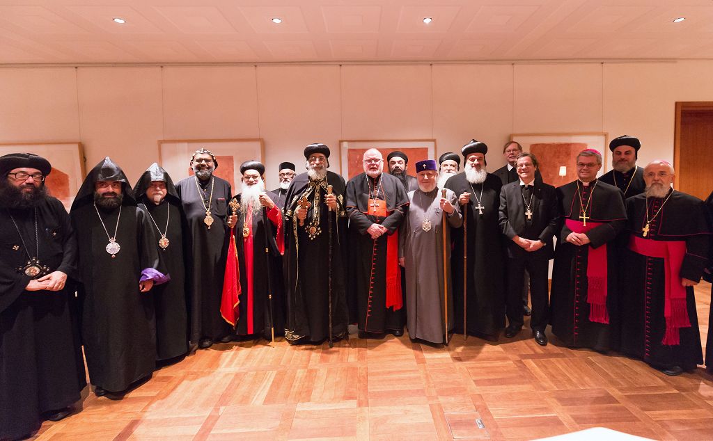 Gruppenfoto beim Begegnungstreffen von Mitgliedern der Deutschen Bischofskonferenz mit den Oberhäuptern orientalisch-orthodoxer Kirchen in Berlin (19.10.2017)