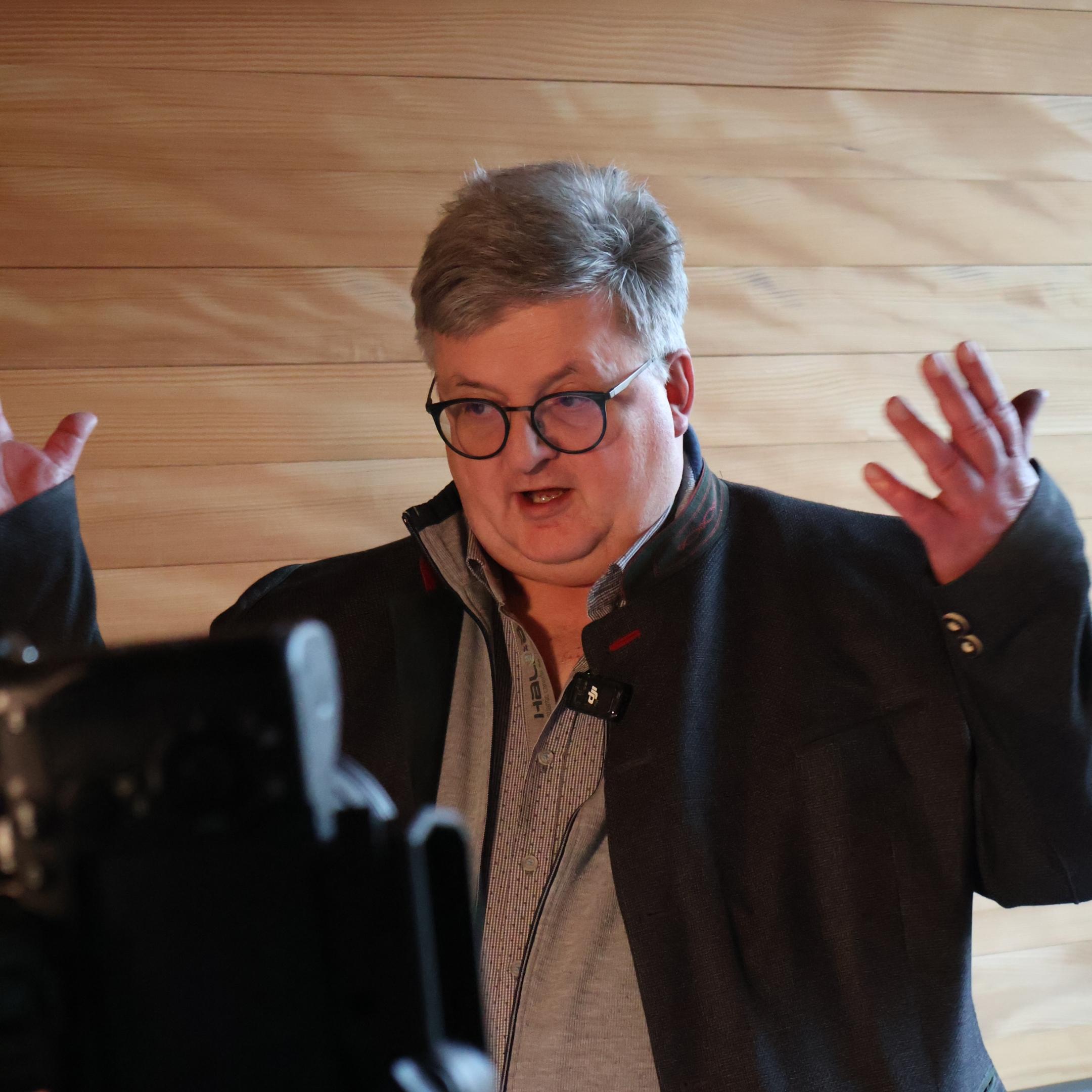 „Unser Kreuz hat keine Haken“: Michael Krummeich setzt sich gemeinsam mit weiteren Räten im Bistum Mainz für christliche und demokratische Werte ein.