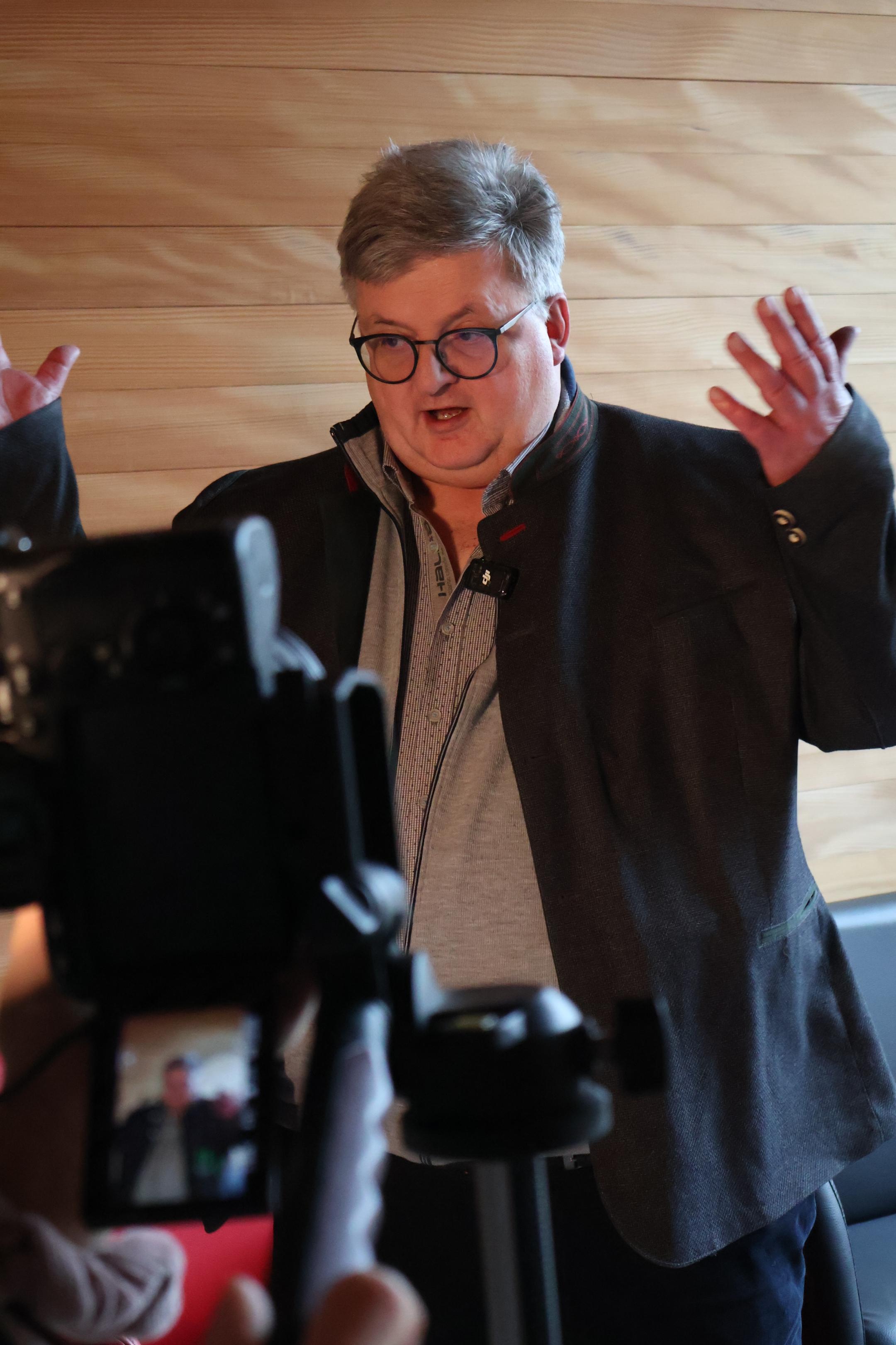 „Unser Kreuz hat keine Haken“: Michael Krummeich setzt sich gemeinsam mit weiteren Räten im Bistum Mainz für christliche und demokratische Werte ein.