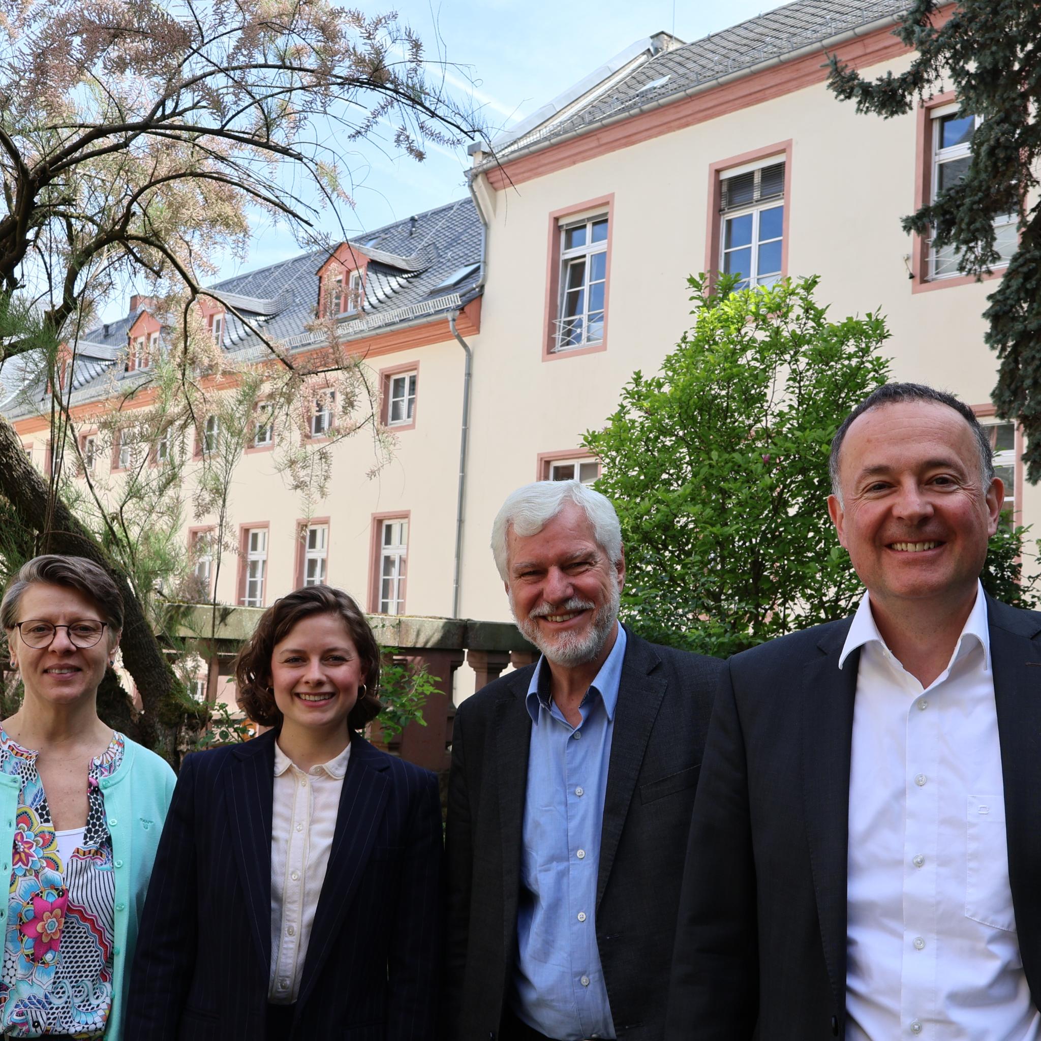 Von links: Yvonne Schäfer, Sekretariat, Julia Adams, pädagogische Referentin, Dieter Skala, Leiter des Katholischen Büros, Ralf Korden, Justiziar.
