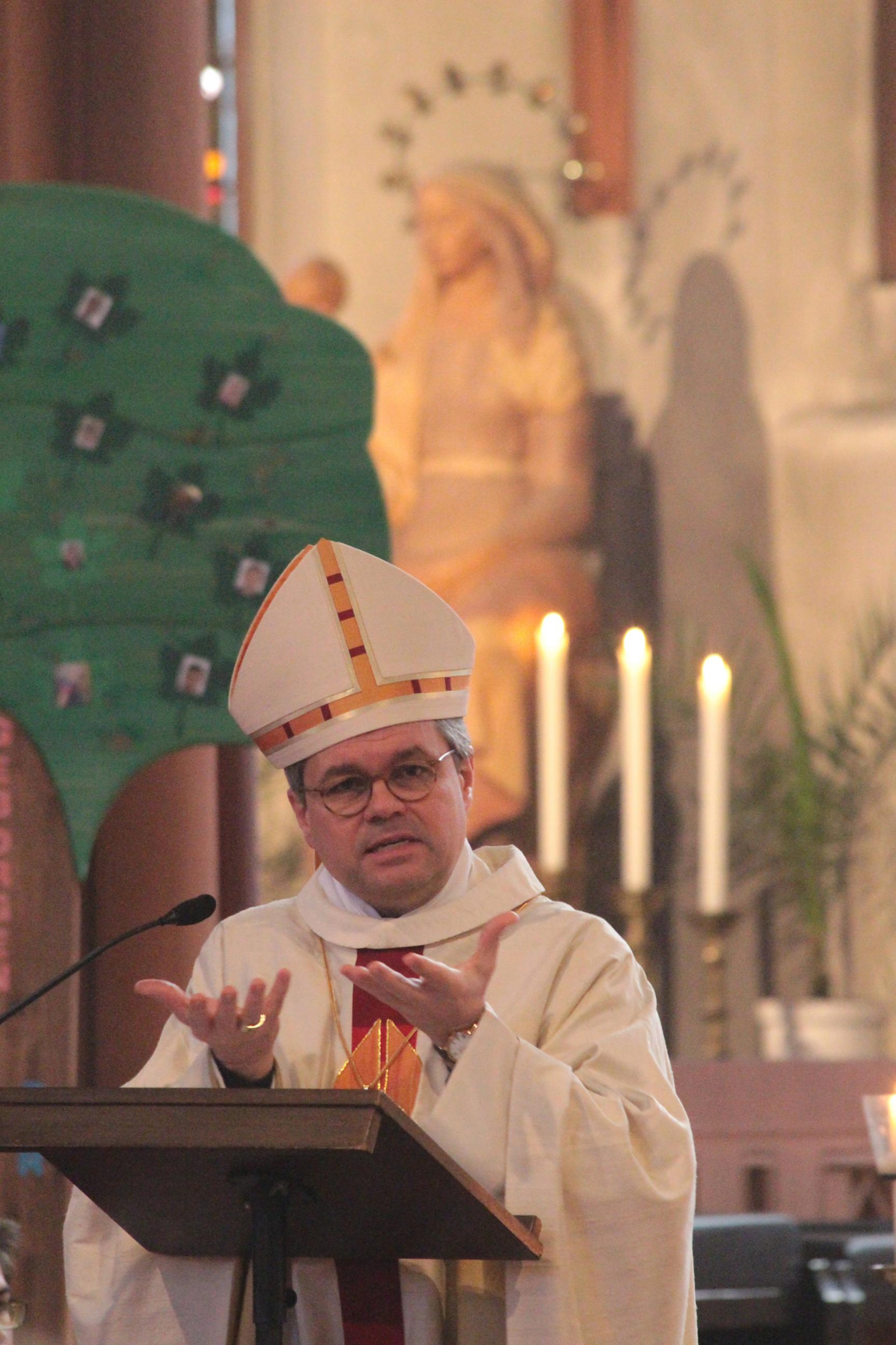 Gießen, 22. Januar 2017: Weihbischof Dr. Udo Markus Bentz bei seiner Predigt zum Weltfriedenstag in St. Bonifatius.