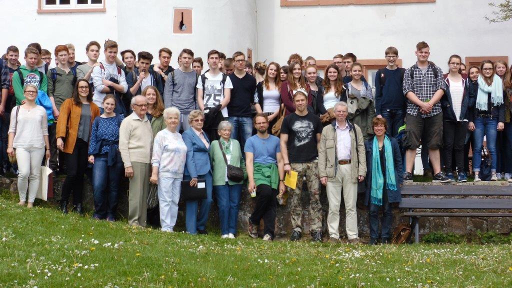 Schülerinnen und Schüler des Starkenburg-Gymnasiums in Heppenheim mit den Zeitzeugen im Kloster Höchst (4.5.2015)