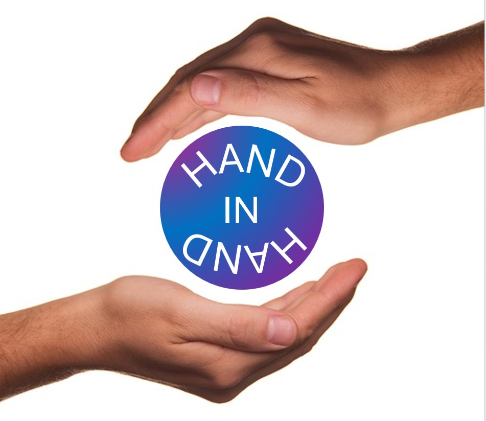 zwei Hände halten ein Kugel mit der Schrift Hand in Hand