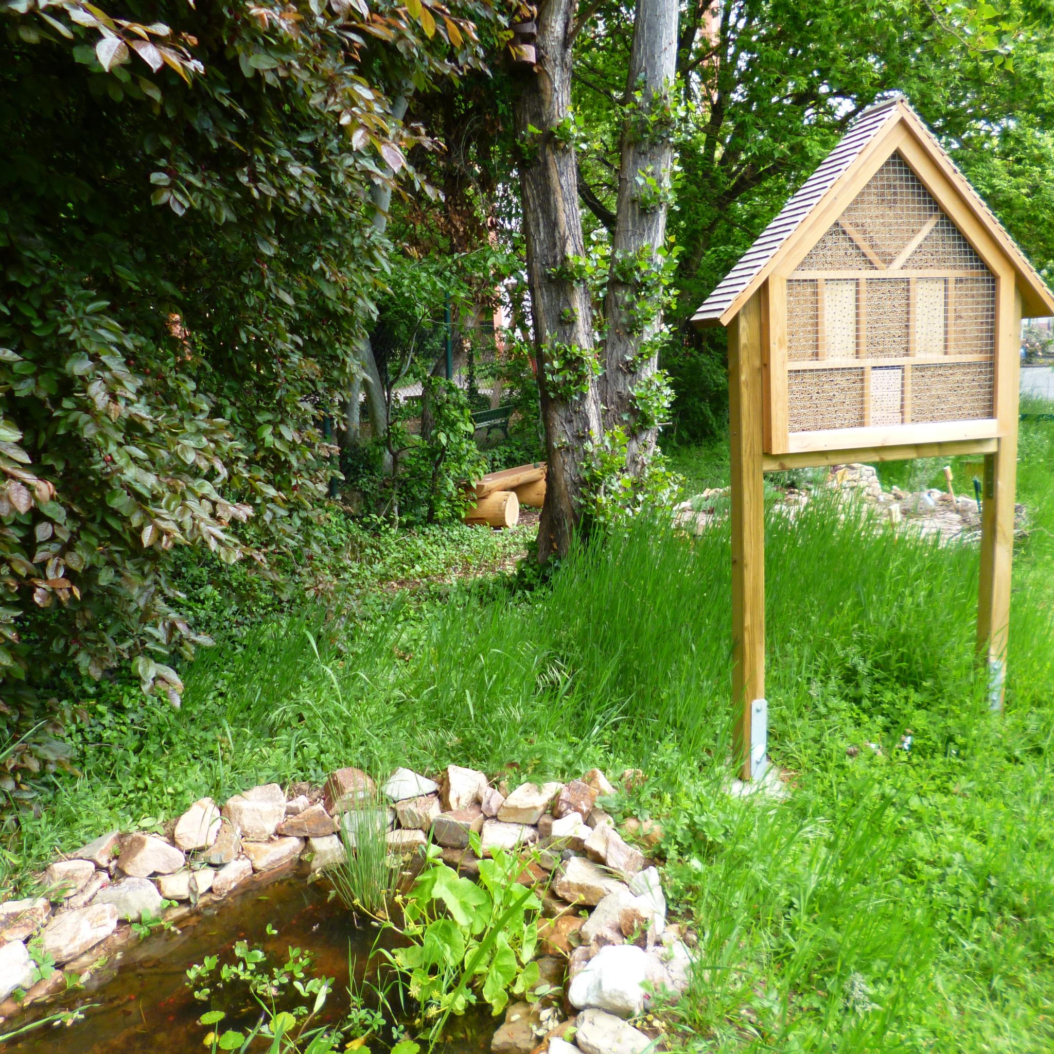 Insektenhotel mit Teich