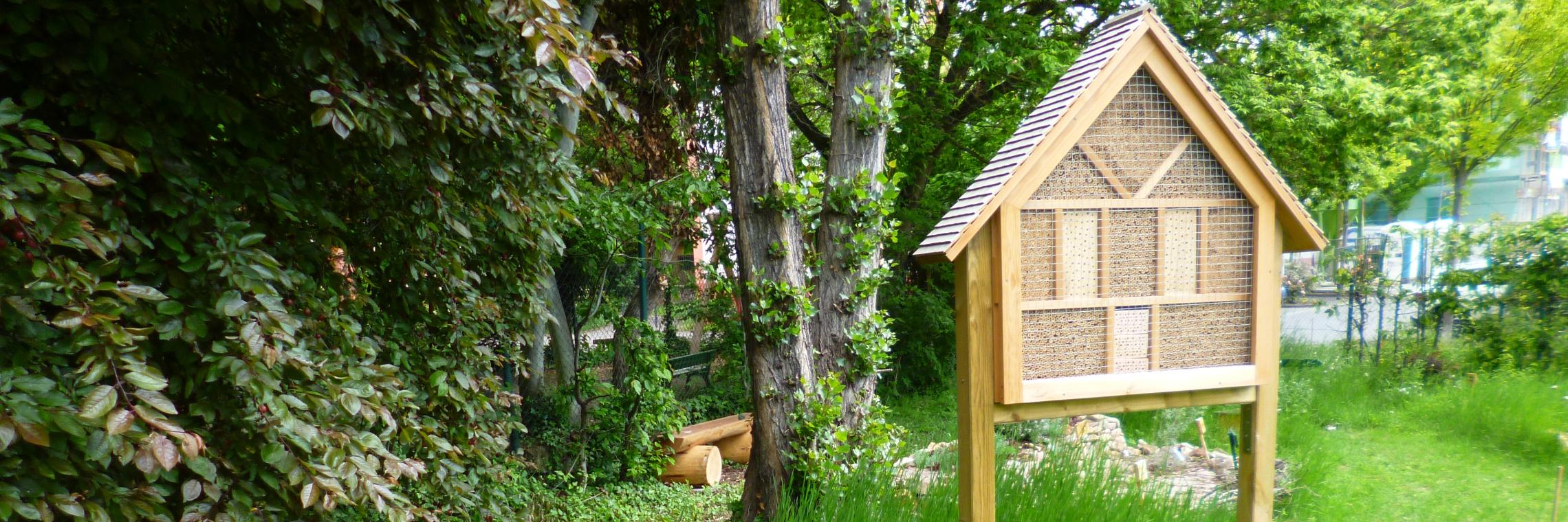 Insektenhotel mit Teich