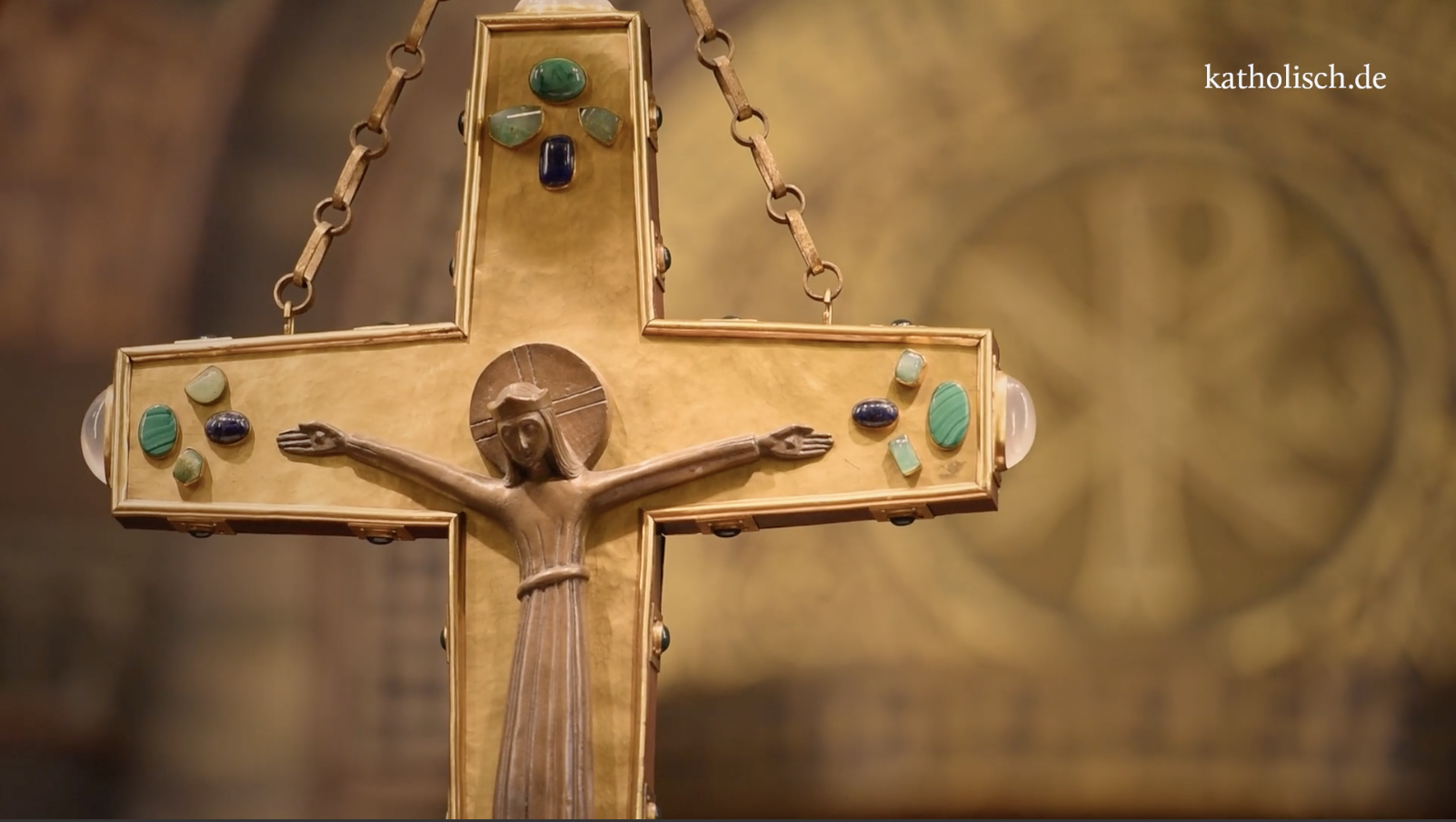 Kreuz im Abendgebetsvideo aus Maria Laach (c) katholische.de