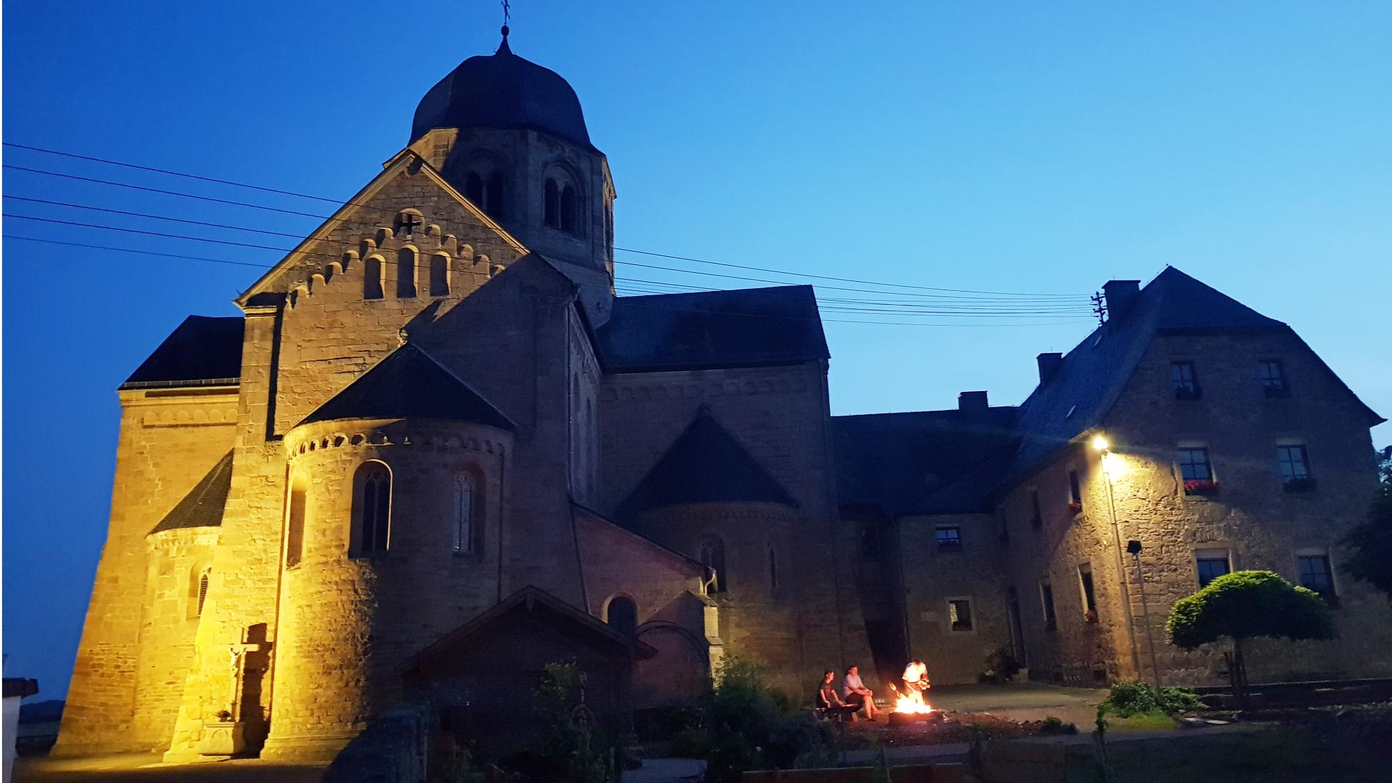 Lagerfeuer vor St. Martin in Sponheim - ehem. Benediktinerklosterkirche