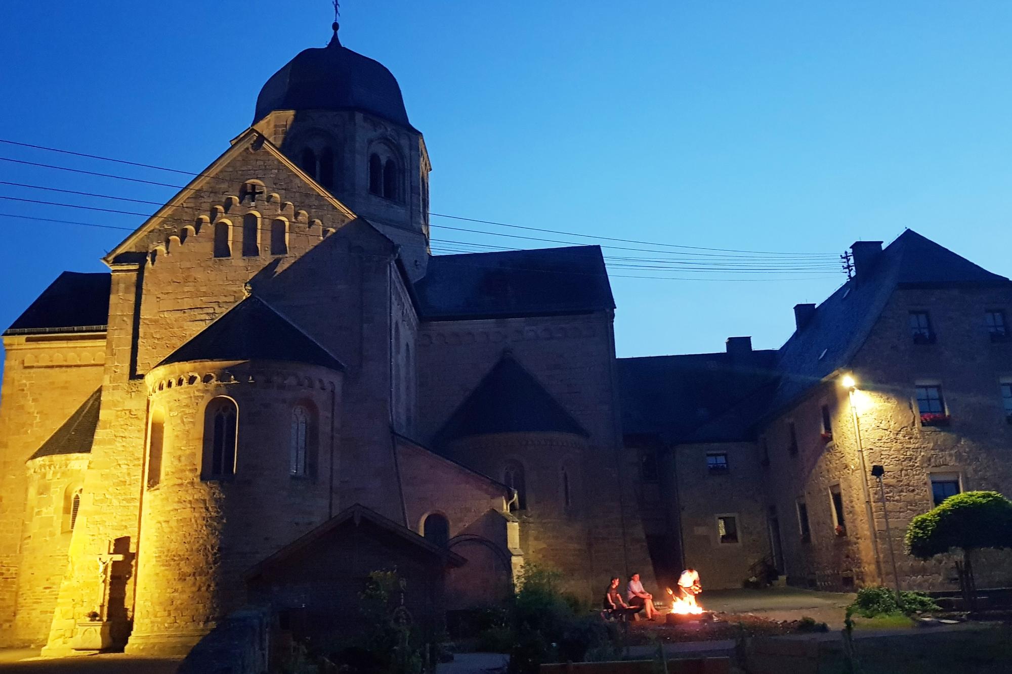 Lagerfeuer vor St. Martin in Sponheim - ehem. Benediktinerklosterkirche