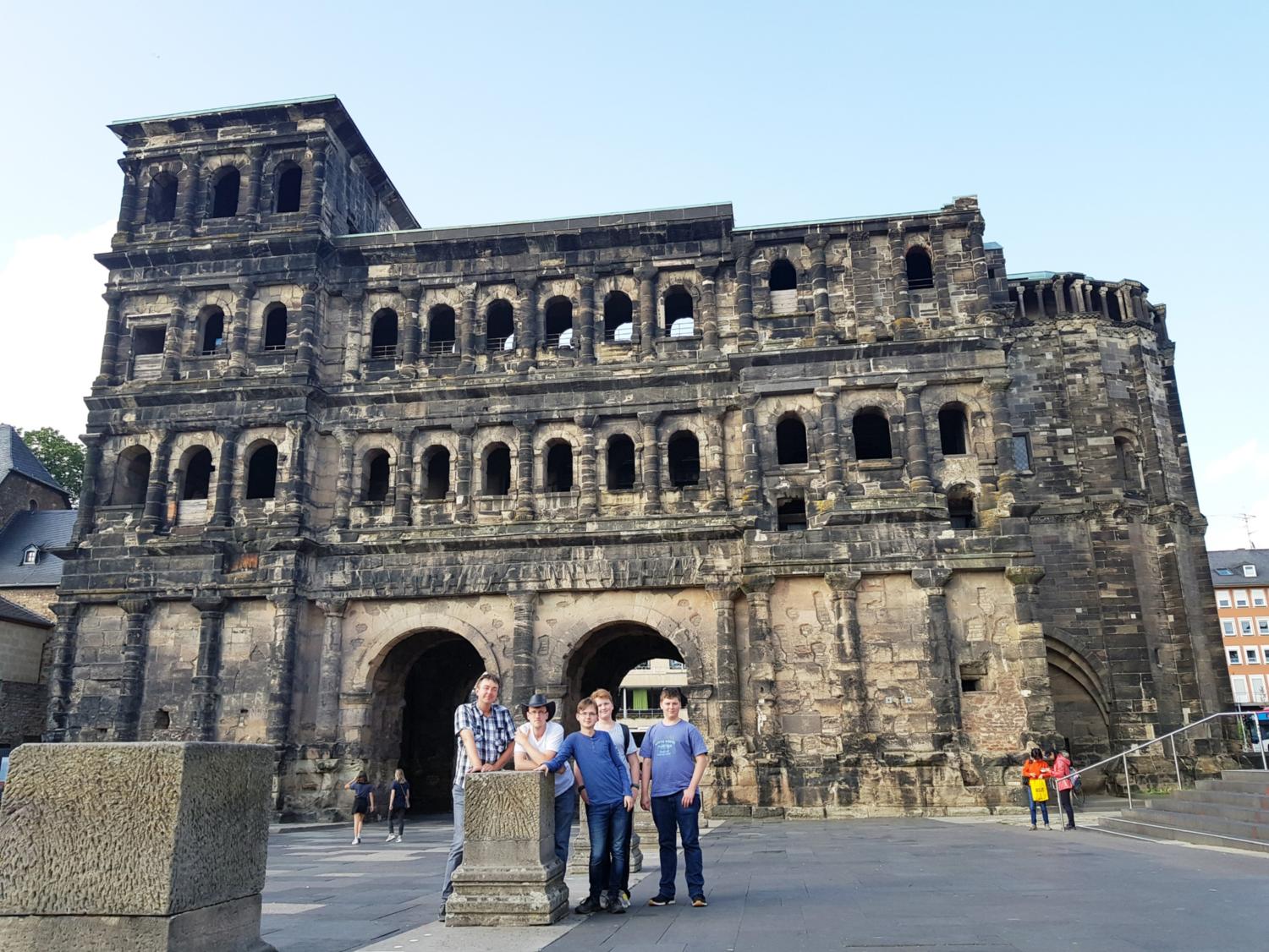 Mainzer Dommessdiener angekommen in Trier und hier vor der Porta Nigra (c) Thomas Kramer