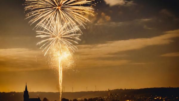 Silvester Feuerwerk am Himmel über Rheinhessen