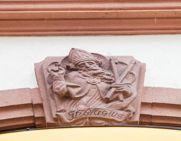 Relief an der Hausfassade in der Schusterstraße 42, Mainz