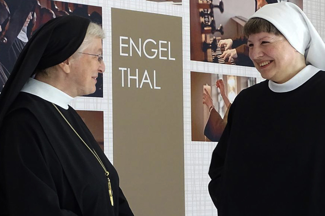 Kloster Engelthal: Äbtissin Elisabeth Kralemann im Gespräch mit der jüngsten Schwester der Gemeinschaft, Schwester Hannah Wichmann.