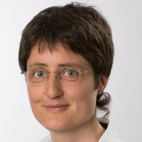 Dr.  Juliane  Reus