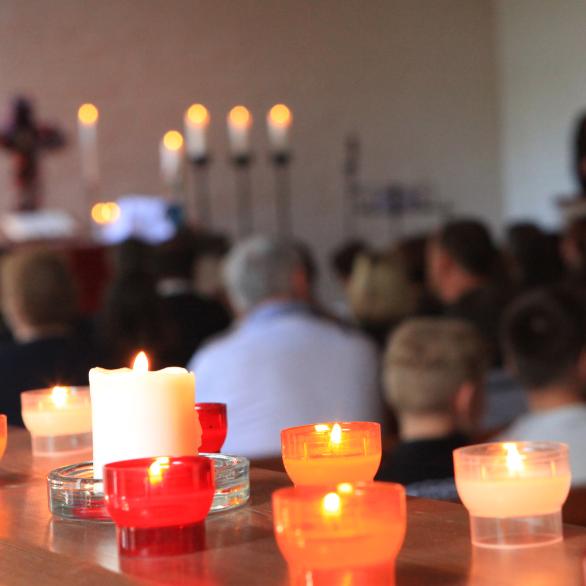 viele Kerzen im Gottesdienst (c) Biewer_Jürgen | stock.adobe.com