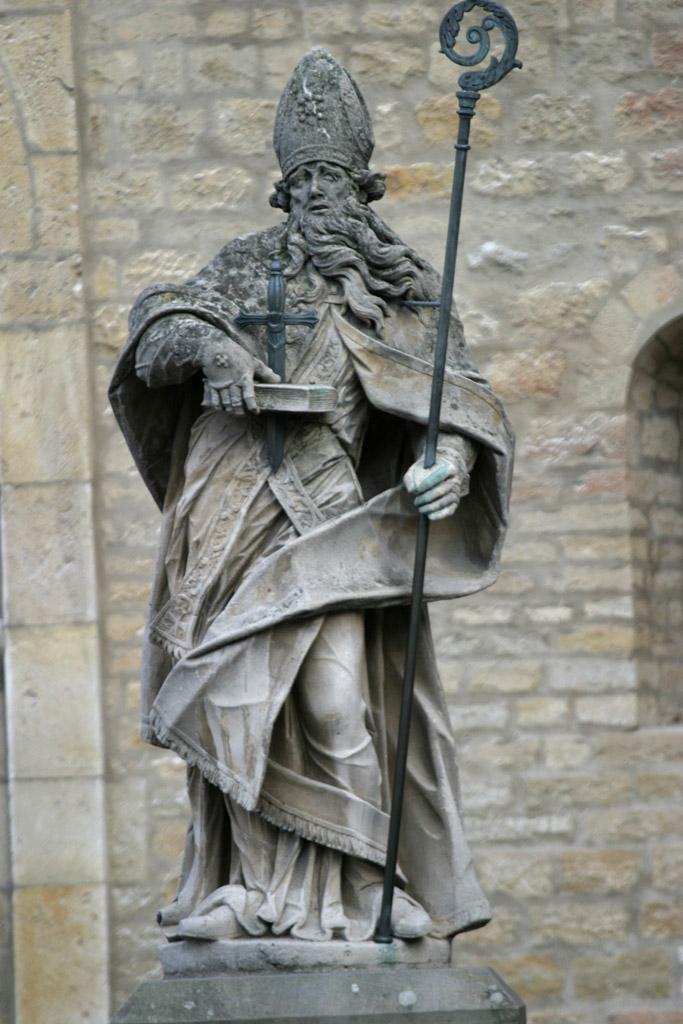 Denkmal des heiligen Bonifatius vor dem Mainzer Dom (c) Von Martin Bahmann - Eigenes Werk, CC BY-SA 3.0, https://commons.wikimedia.org/w/index.php?curid=110913