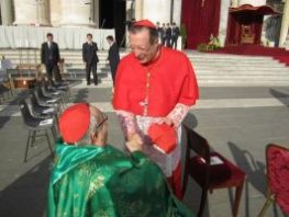 Gute Bekannte - der frühere Apostolische Nuntius in Deutschland, der heutige Kardinal Giovanni Lajolo mit Kardinal Lehmann im Gespräch auf dem Petersplatz - 7.10.2012