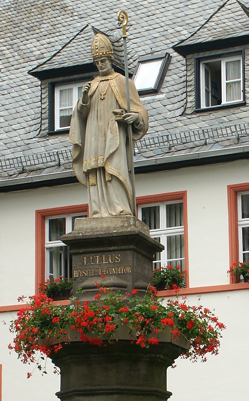 Standbild von Lullus auf dem Lullusbrunnen am Rathausplatz in Bad Hersfeld (c) Von 2micha - Eigenes Werk, CC BY-SA 3.0, https://commons.wikimedia.org/w/index.php?curid=3877827