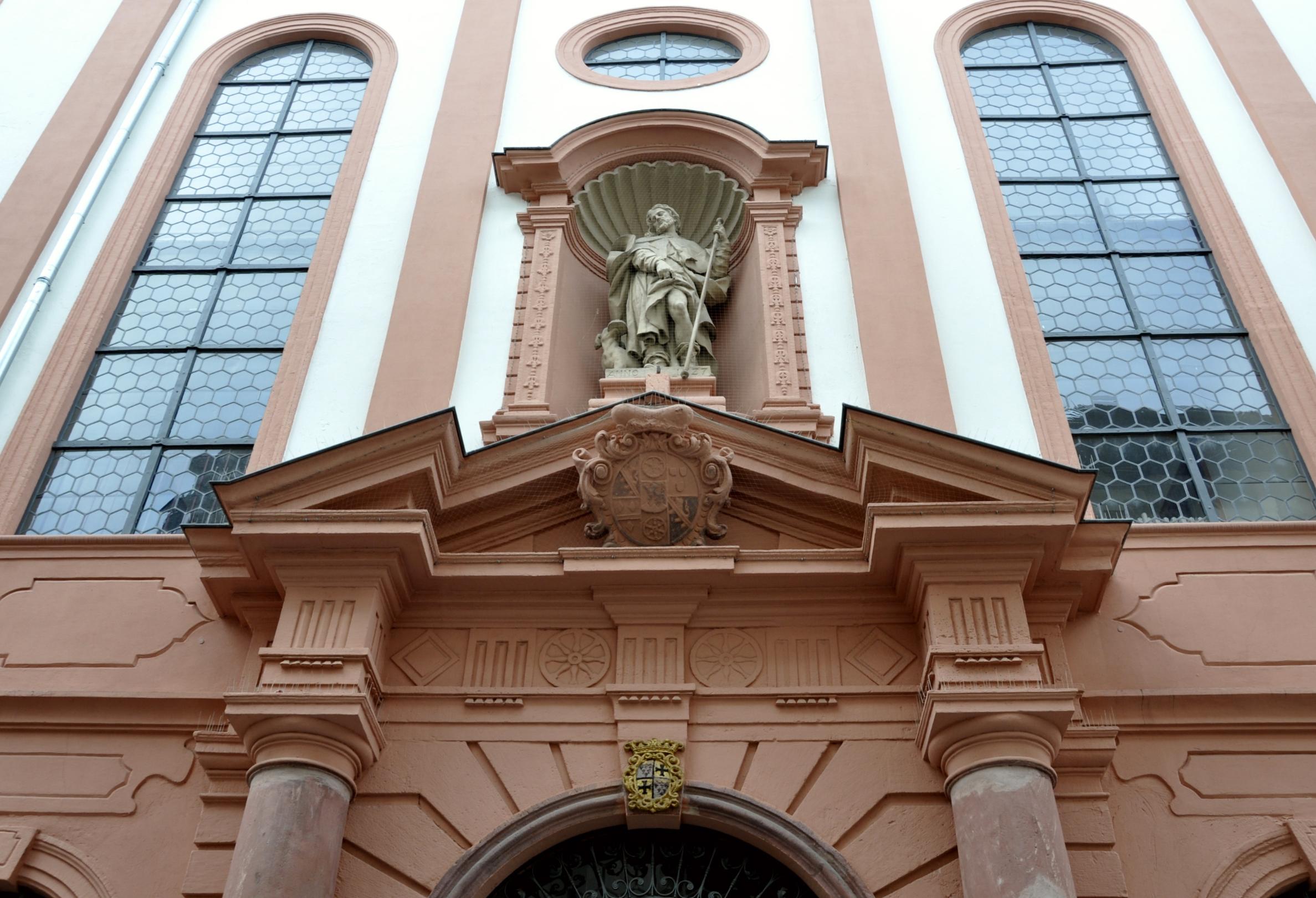 Portal-Rochuskapelle Mainz. Rochusstraße 9: ehemaliges Rochusspital; monumentaler dreigeschossiger barocker Mansardwalmdachbau mit mittiger St.-Rochuskapelle, 1721–29, Architekt Johann Baptist Ferolski; am Säulenportal der Kapelle Wappen Kurfürst Franz Lothar von Schönborn, Statue des Heiligen Rochus, 1727 von Burkhard Zamels