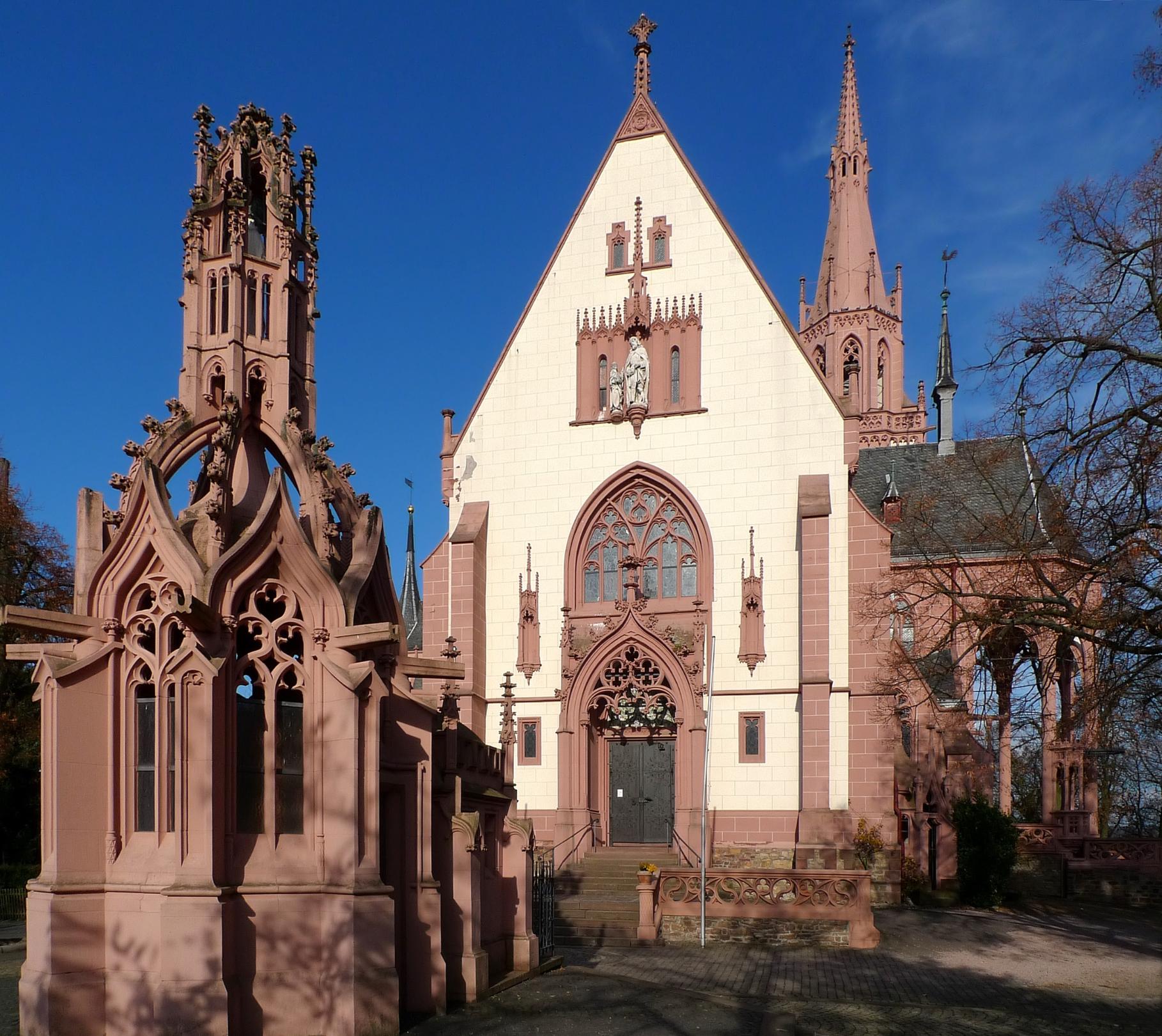 Rochuskapelle in Bingen, der Heilige mit dem Engel am Giebel, 19. Jh. (c) Von Manfred Heyde - Eigenes Werk, CC BY-SA 3.0, https://commons.wikimedia.org/w/index.php?curid=5153428