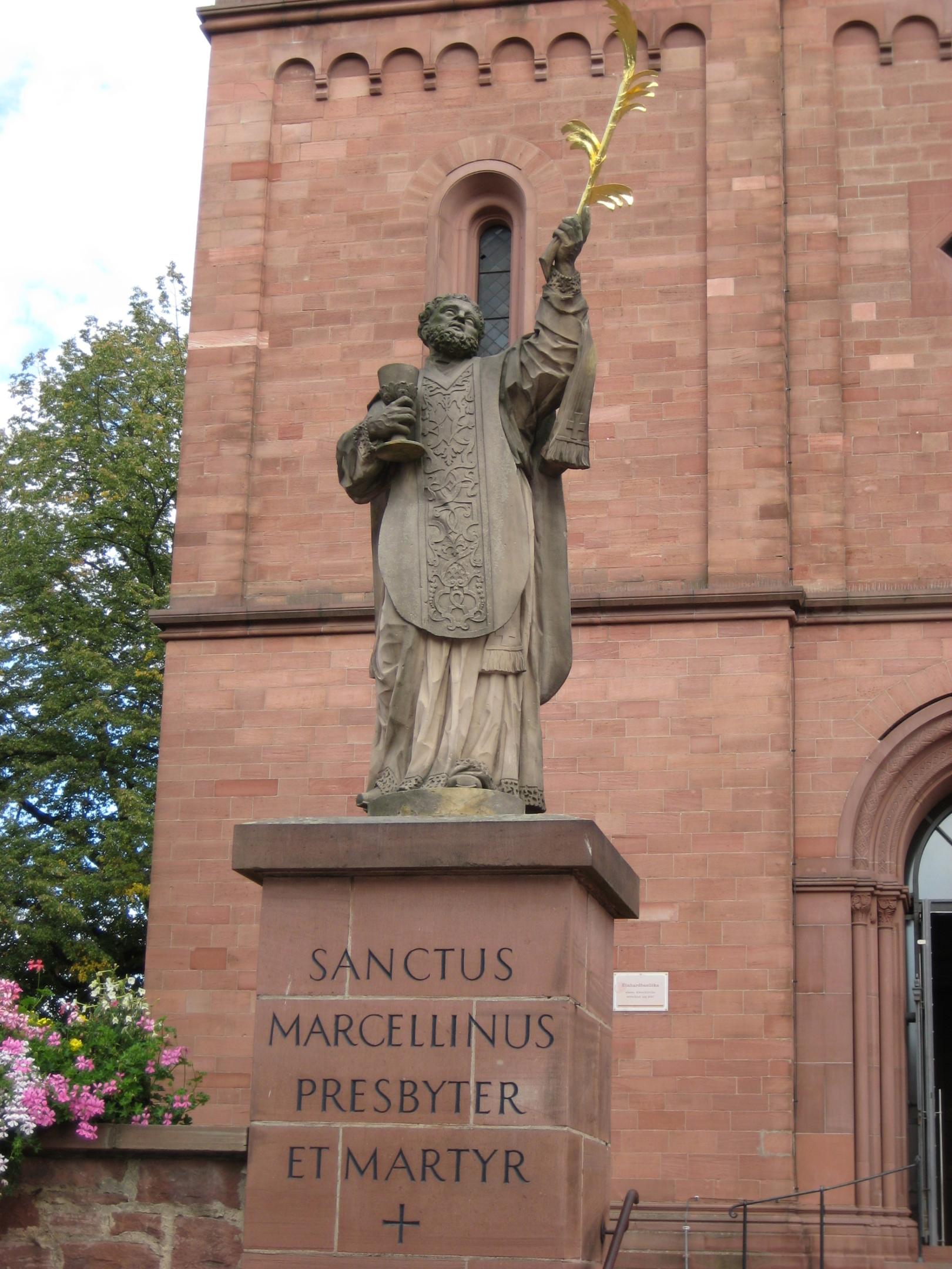 Barockfigur des hl. Marcellinus vor dem Portal der Basilika St. Petrus und Marzellinus, Seligenstadt (c) Von Agridecumantes - Eigenes Werk, CC BY-SA 3.0, https://commons.wikimedia.org/w/index.php?curid=3354791