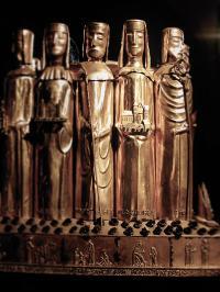 Schrein der Mainzer Heiligen: hl. Hildegard mit Modell des Klosters Rupersberg, 1960, Mainz, Dom, Ostkrypta    (c) Bistum Mainz / Barbara Nichtweiß