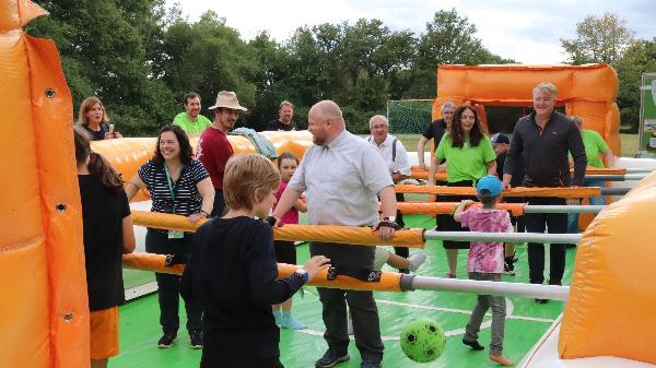 Menschenkicker mit Bevollmächtigter Rieth, Generalvikar Lang und Ökonom Erdt