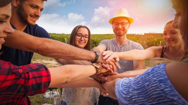Freunde in den Weinbergen vizualni Adobe Stock
