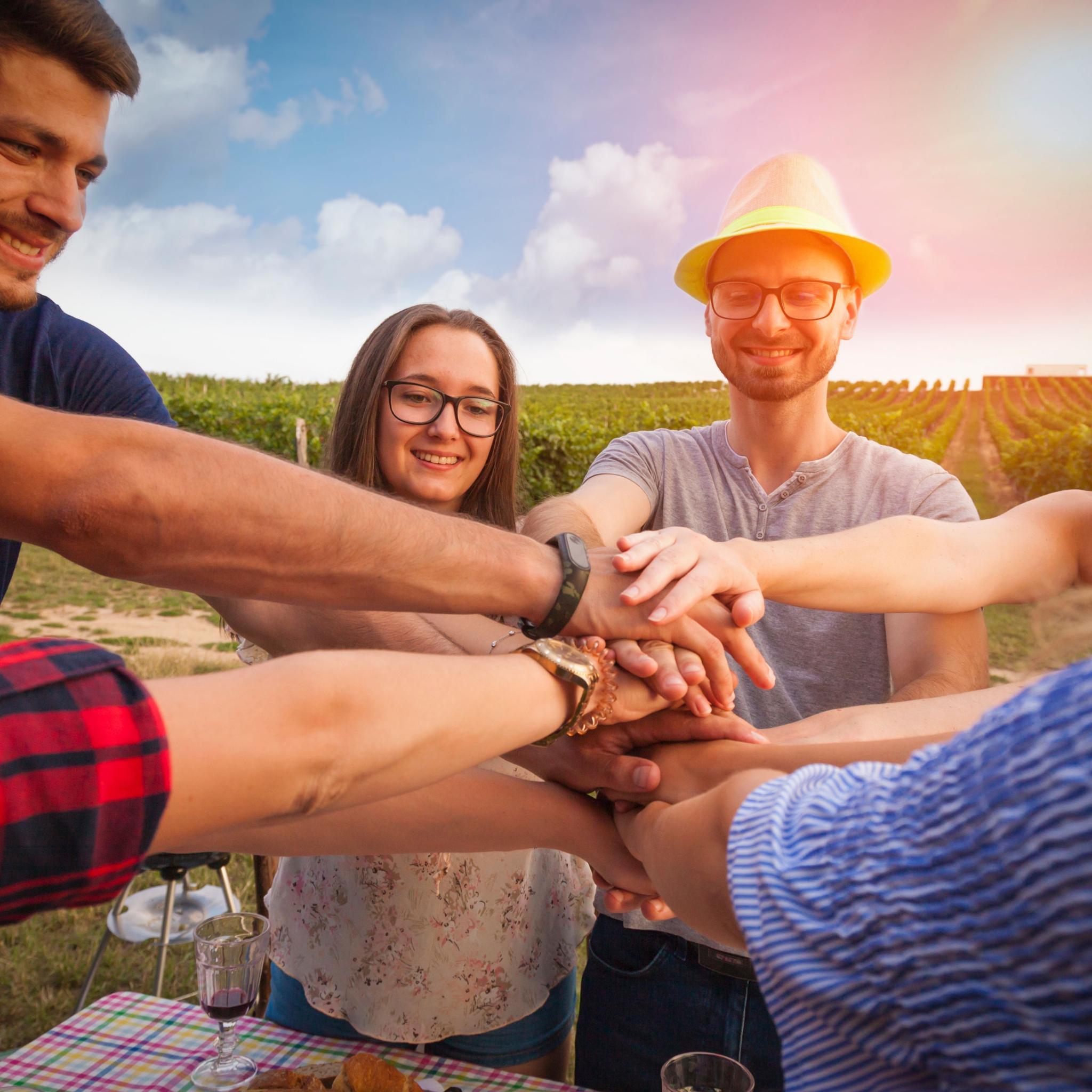 Freunde in den Weinbergen vizualni Adobe Stock
