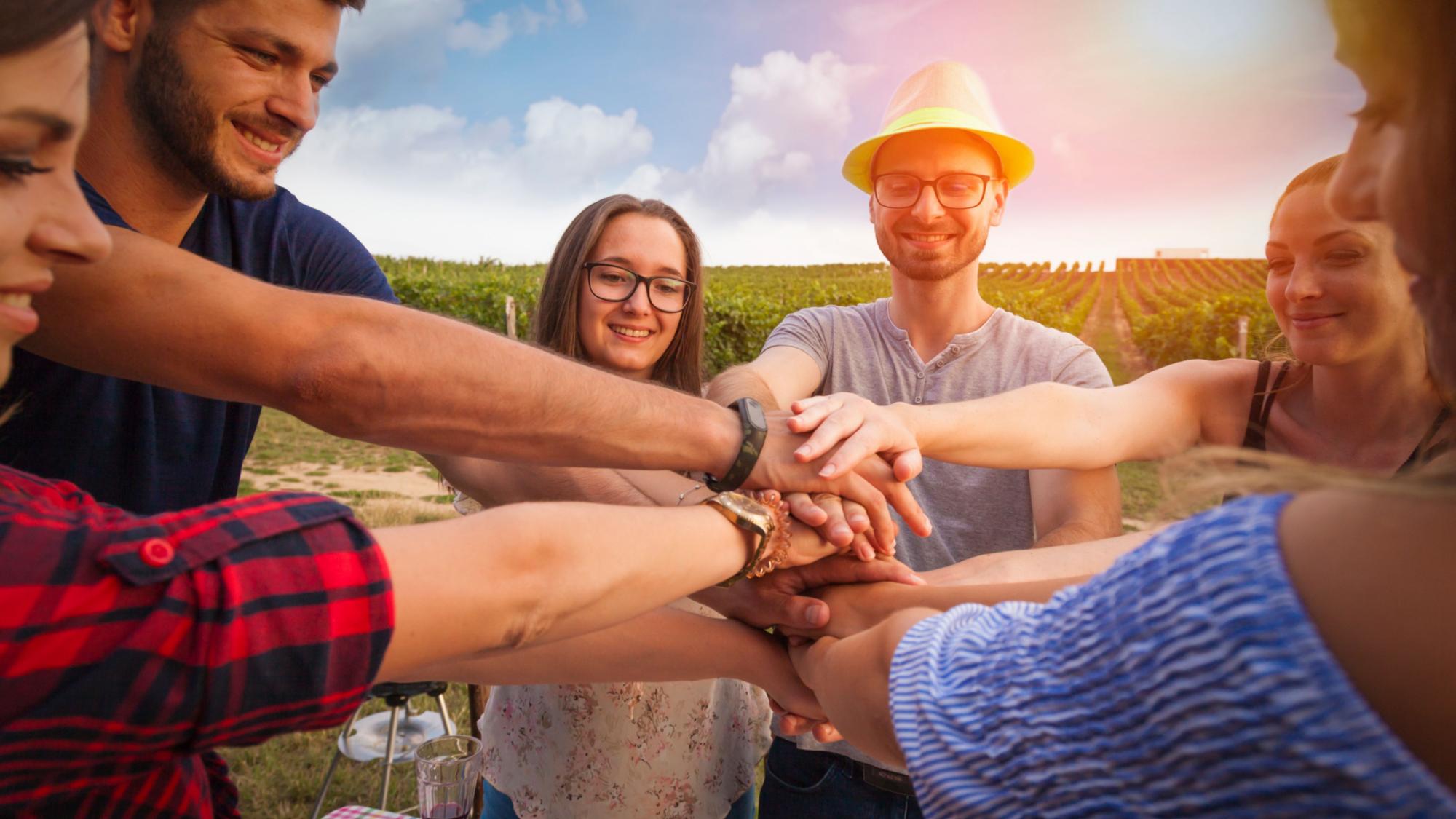 Freunde in den Weinbergen vizualni Adobe Stock