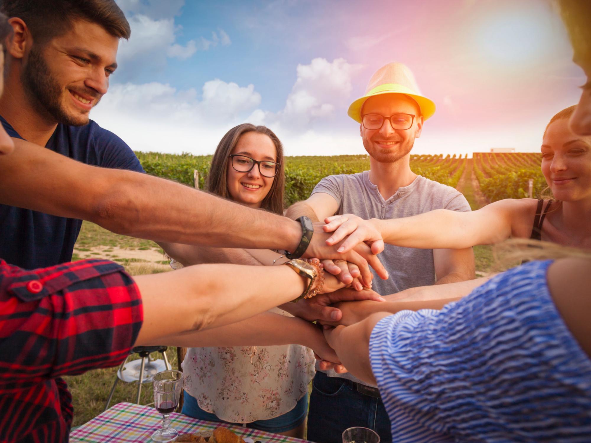 Freunde in den Weinbergen vizualni Adobe Stock