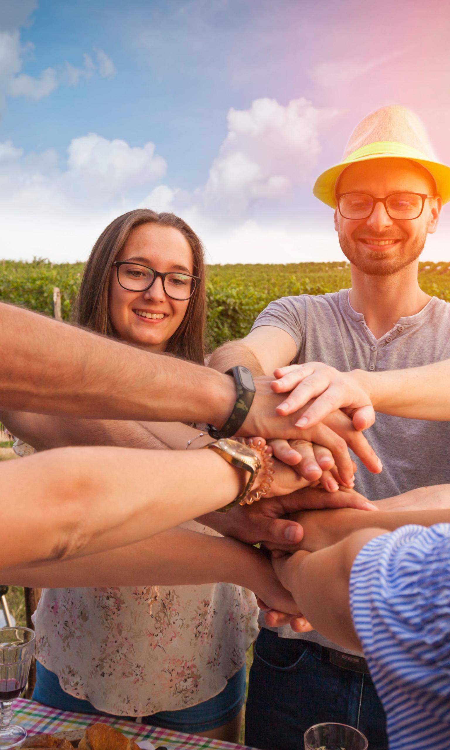Freunde in den Weinbergen vizualni Adobe Stock