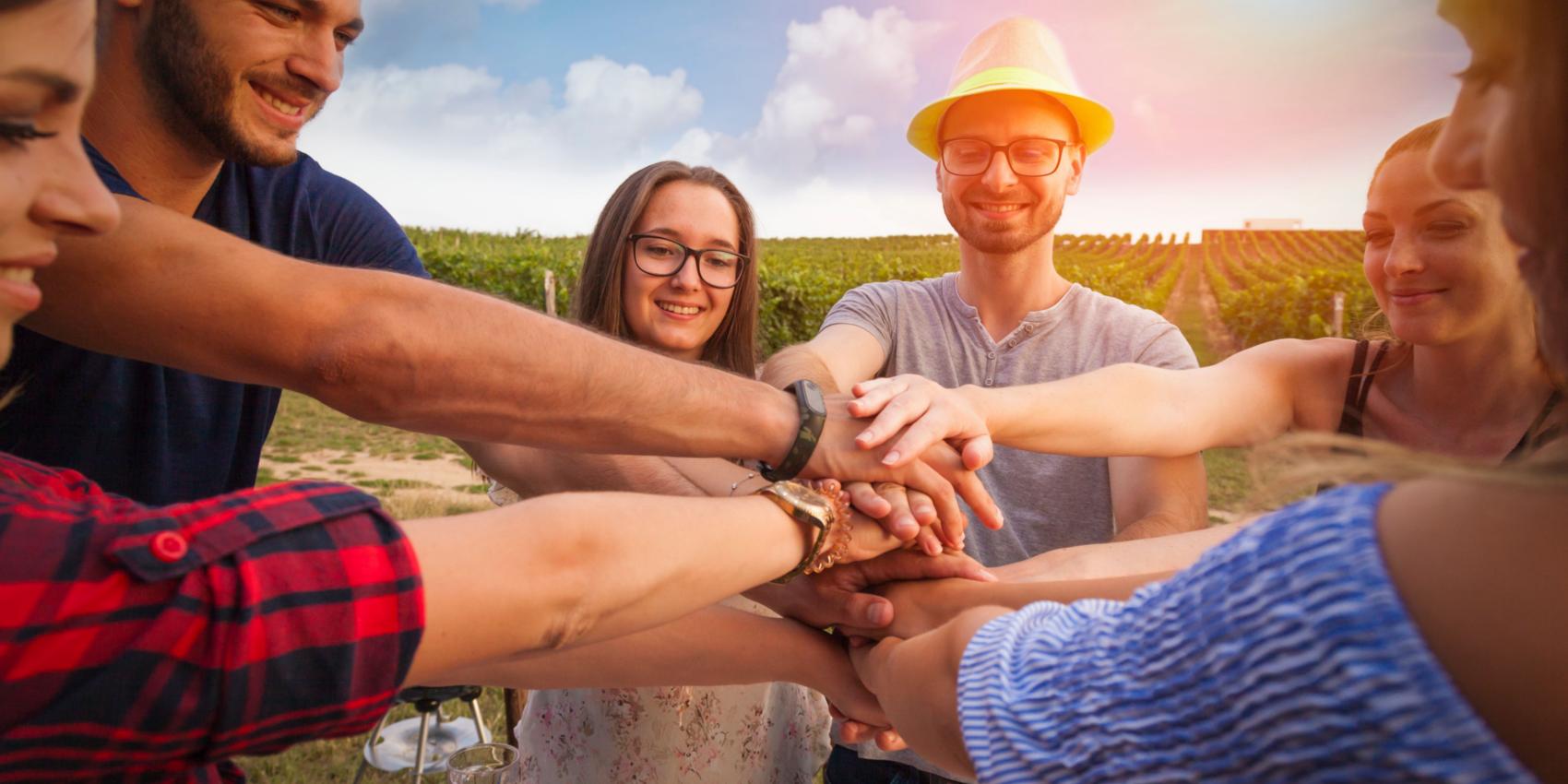 Freunde in den Weinbergen vizualni Adobe Stock