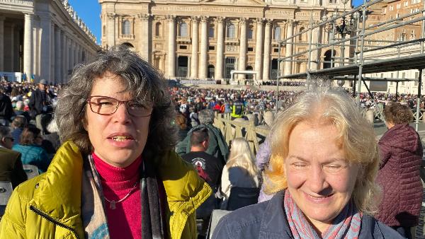 Zwei Pilgerinnen in Rom im Heiligen Jahr 2025