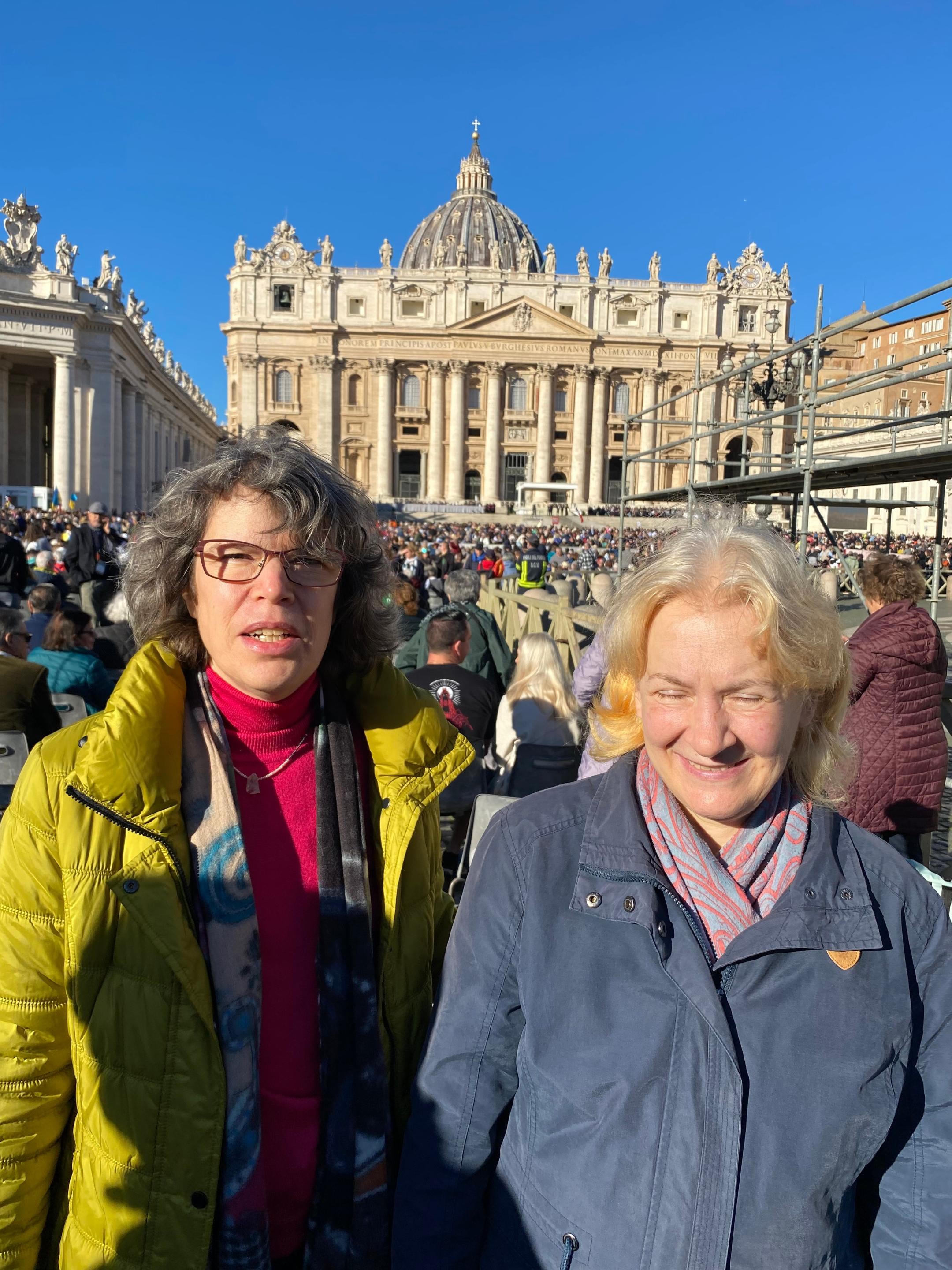 Zwei Pilgerinnen in Rom im Heiligen Jahr 2025