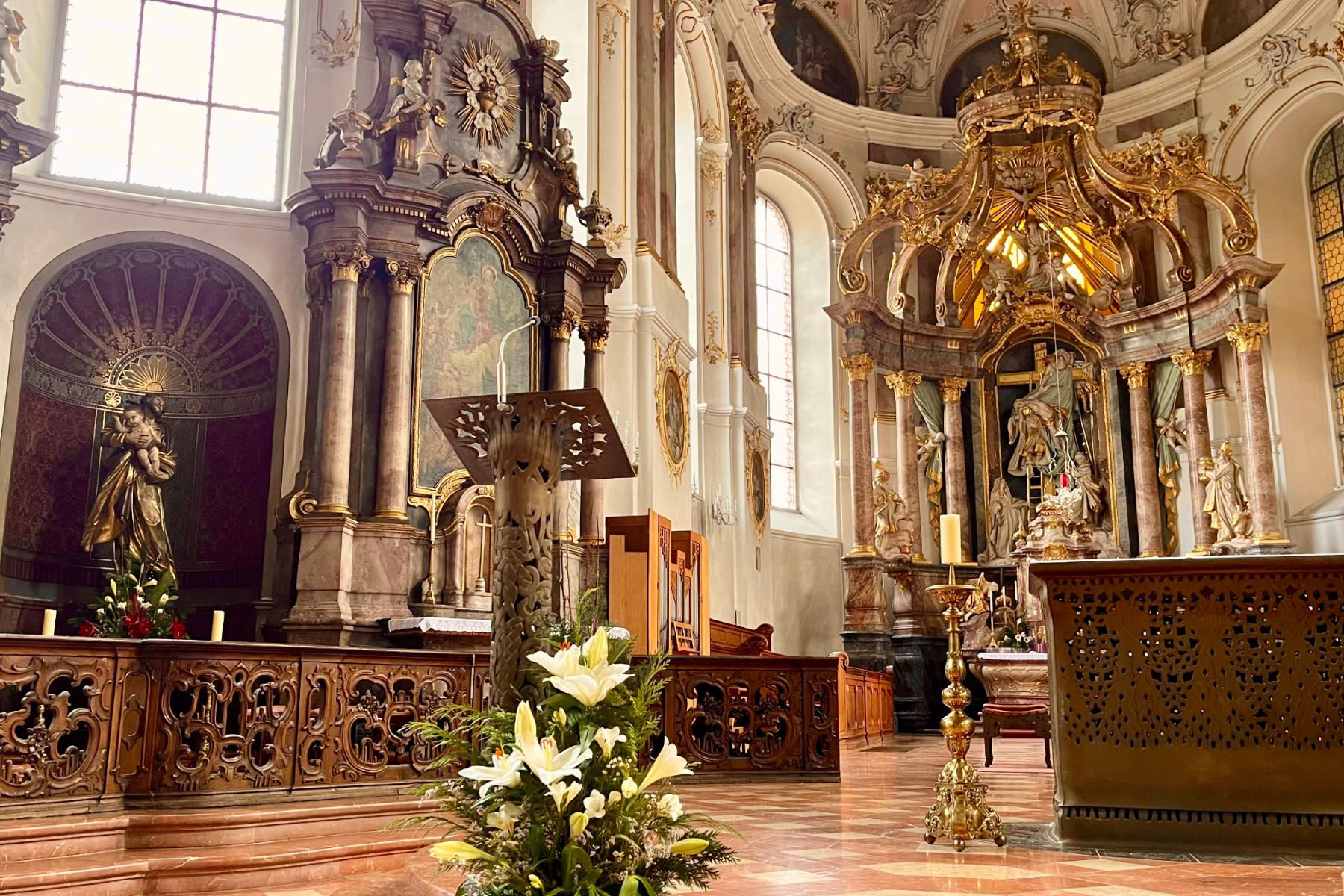 Blick auf den Innen- und Altarraum der Augustinerkirche in Mainz