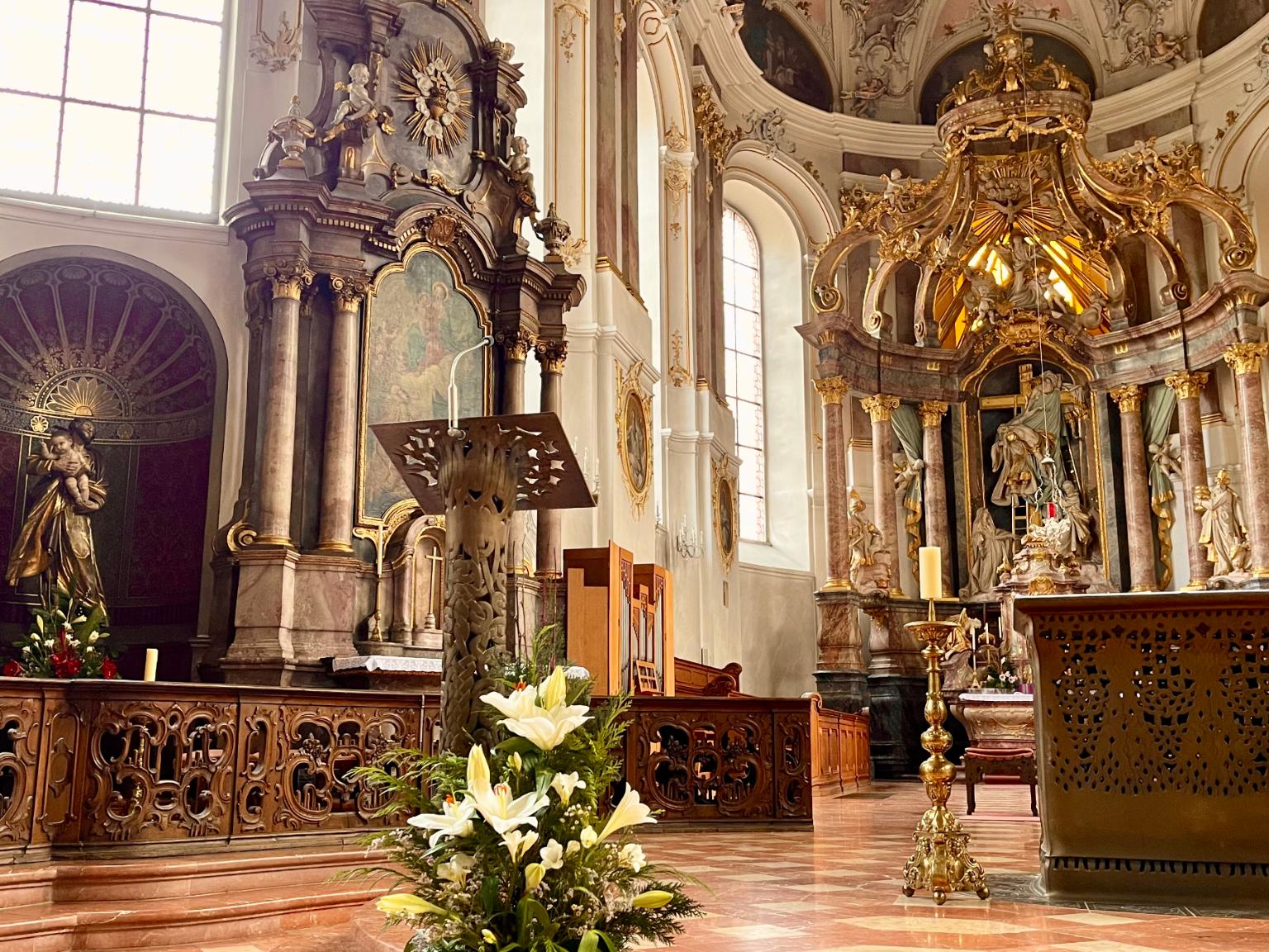 Blick auf den Innen- und Altarraum der Augustinerkirche in Mainz