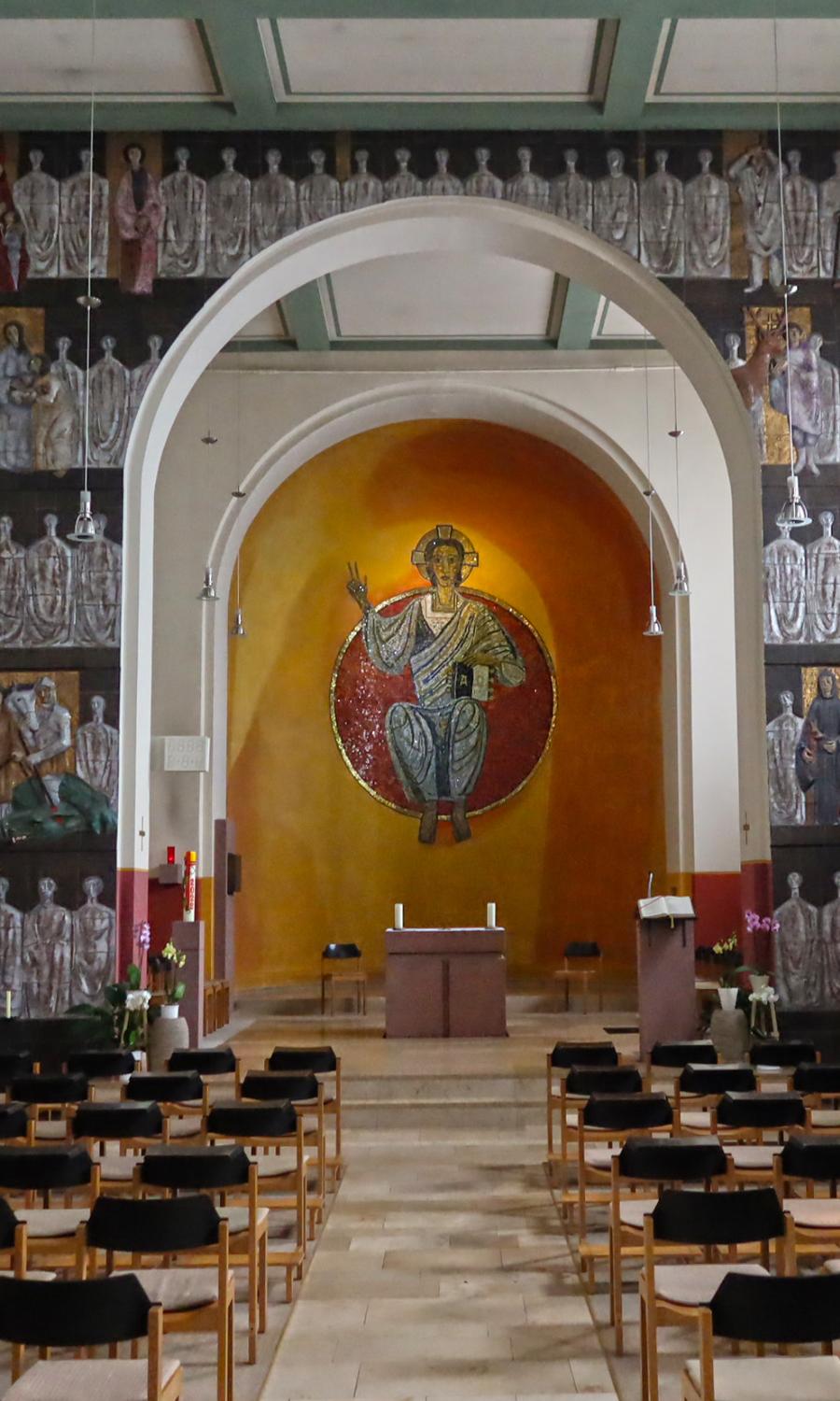 Innenraum mit gemaltem Christusbild im Altarraum auf gelb-goldenem Grund